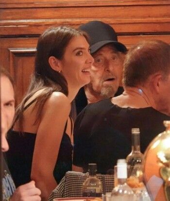 آل باتشينو يحظى بوقت حميم مع صحافية تصغره بأكثر من 60 عاماً - بالصور