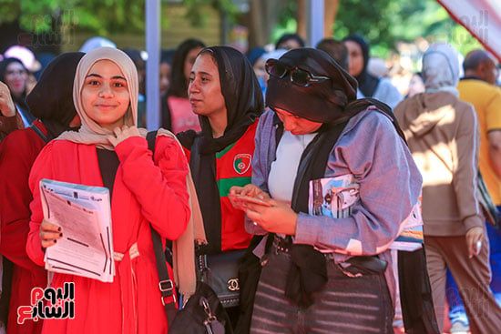 إجراءات مشددة وتفتيش دقيق للطلاب قبل بدء امتحانى الكيمياء والجغرافيا بالدقى