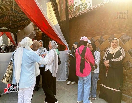 لتخفيف حرارة الجو.. أم توزع عصائر على طلاب الثانوية العامة فى الجيزة