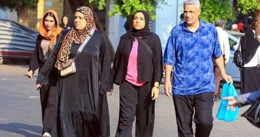 أبوك وأمك جيشك الوحيد.. عيون أولياء الأمور لا تفارق أولادهم حتى دخول اللجان