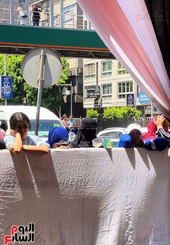 أولياء أمور طلاب الثانوية العامة أمام اللجان بالورود لتعويض صعوبة الكيمياء.. صور