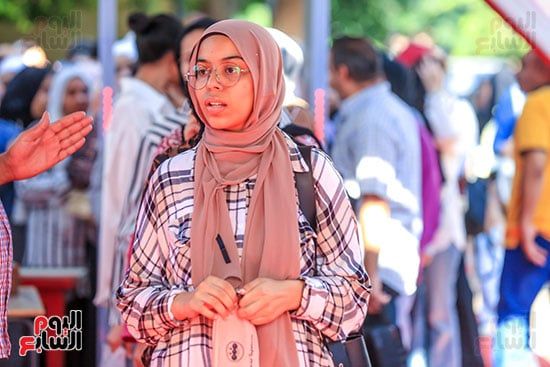 إجراءات مشددة وتفتيش دقيق للطلاب قبل بدء امتحانى الكيمياء والجغرافيا بالدقى