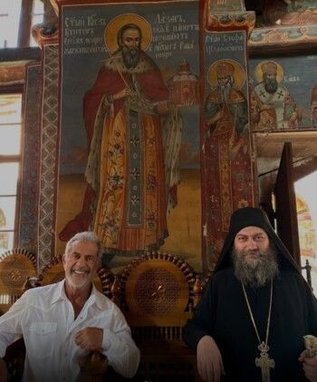 ميل غيبسون في خلوة روحية بدير جبل آثوس الأرثوذكسي في اليونان