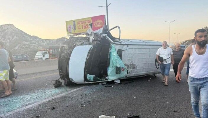 3 جرحى نتيجة انقلاب حافلة لنقل الركاب على أوتوستراد شكا وقطع جزئي للسير بالمكان