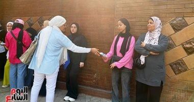 لتخفيف حرارة الجو.. أم توزع عصائر على طلاب الثانوية العامة فى الجيزة