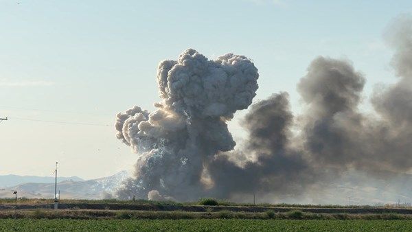 مفقودون إثر انفجار مستودع للألعاب النارية بكاليفورنيا