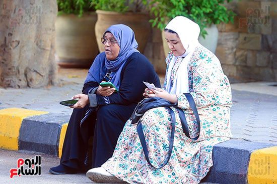 بدء دخول طلاب الثانوية بالجيزة اللجان لأداء امتحانى الكيمياء والجغرافيا