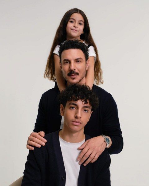 باسل خيّاط يشارك ابنَيه بصورة مميّزة… حبّ الأب يخطف القلوب