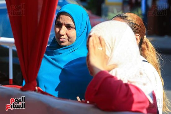 السند الحقيقى فى الامتحانات.. الأمهات يدعمن طلاب الثانوية العامة قبل دخول اللجان