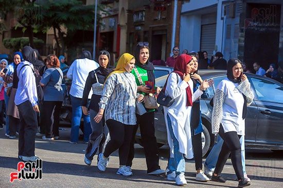 بدء دخول طلاب الثانوية بالجيزة اللجان لأداء امتحانى الكيمياء والجغرافيا