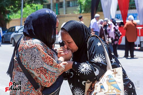 بعد انتهاء الامتحان.. قبلة أم على يد ابنتها تعانق تعب الأيام