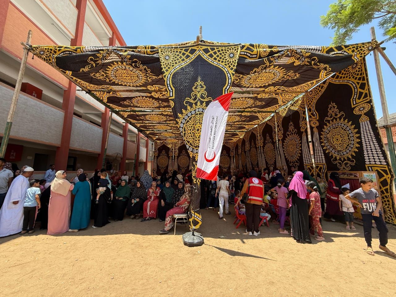 الهلال الأحمر يُطلق قافلة شاملة إلى كفر السنابسة بالمنوفية ودعم أسر ضحايا حادث الطريق الإقليمي