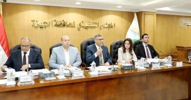 محافظ الجيزة لرؤساء الأحياء والمراكز: التواجد بين المواطنين ركيزة أساسية فى تطوير الأداء