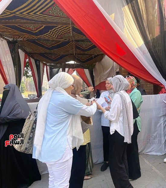 لتخفيف حرارة الجو.. أم توزع عصائر على طلاب الثانوية العامة فى الجيزة