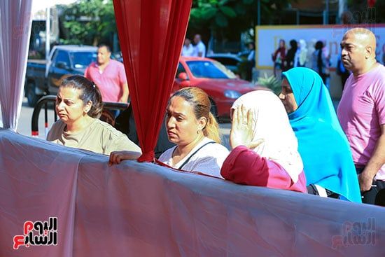 أبوك وأمك جيشك الوحيد.. عيون أولياء الأمور لا تفارق أولادهم حتى دخول اللجان