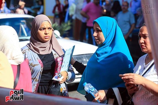 أبوك وأمك جيشك الوحيد.. عيون أولياء الأمور لا تفارق أولادهم حتى دخول اللجان