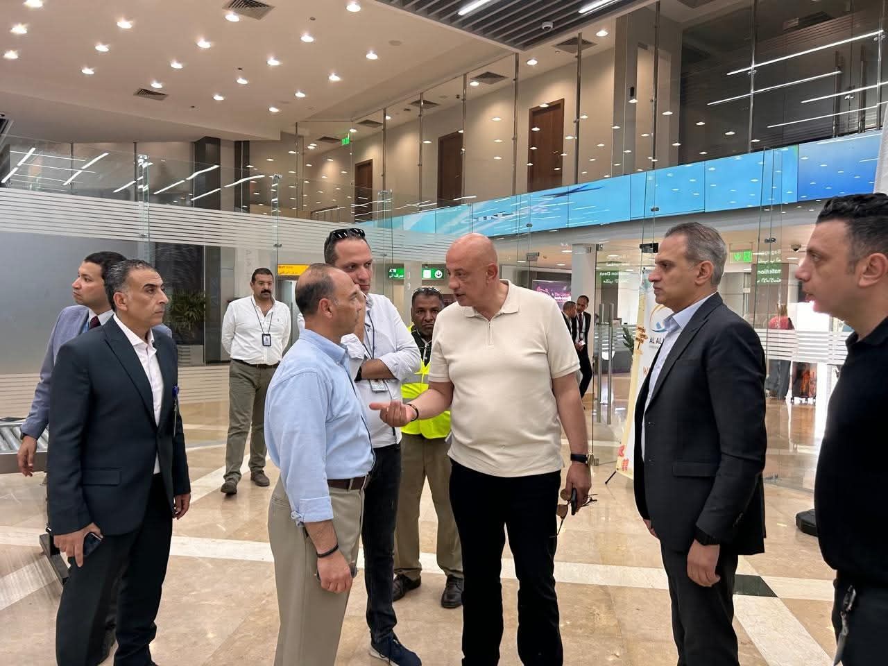 في زيارة مفاجئة.. رئيس المصرية للمطارات يوجه بتعزيز جاهزية مطار العلمين
