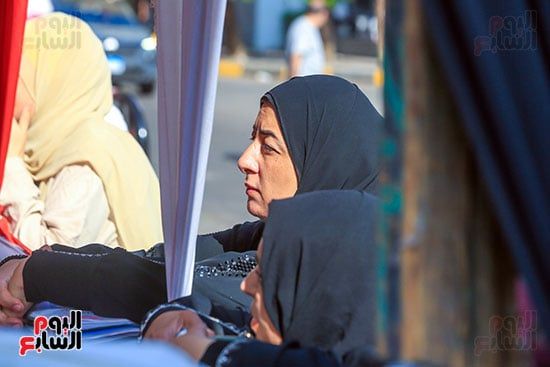 السند الحقيقى فى الامتحانات.. الأمهات يدعمن طلاب الثانوية العامة قبل دخول اللجان