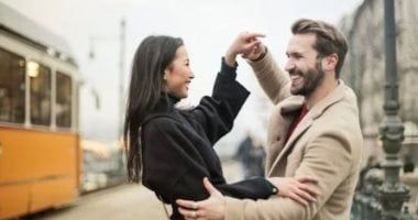 طالع الأبراج: 4 أبراج ما بتعرفش تعبر عن حبها بالكلام لكن بتفضل الفعل.. أبرزهم السرطان