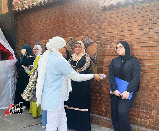 لتخفيف حرارة الجو.. أم توزع عصائر على طلاب الثانوية العامة فى الجيزة