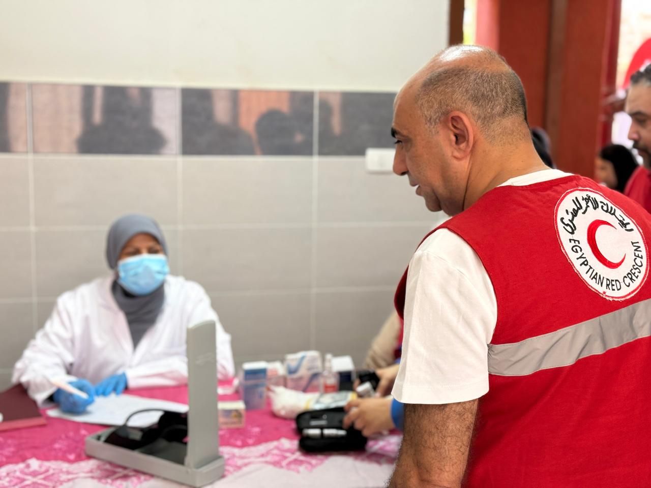 الهلال الأحمر يُطلق قافلة شاملة إلى كفر السنابسة بالمنوفية ودعم أسر ضحايا حادث الطريق الإقليمي