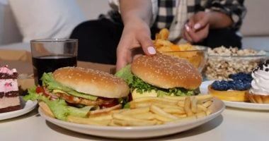 الشره العصبى.. أعراض وأسباب اضطراب البوليميا لدى المراهقين