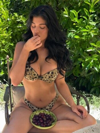 أنوثة و رشاقة عالية.. كايلي جينر تستمتع بوقتها بملابس السباحة