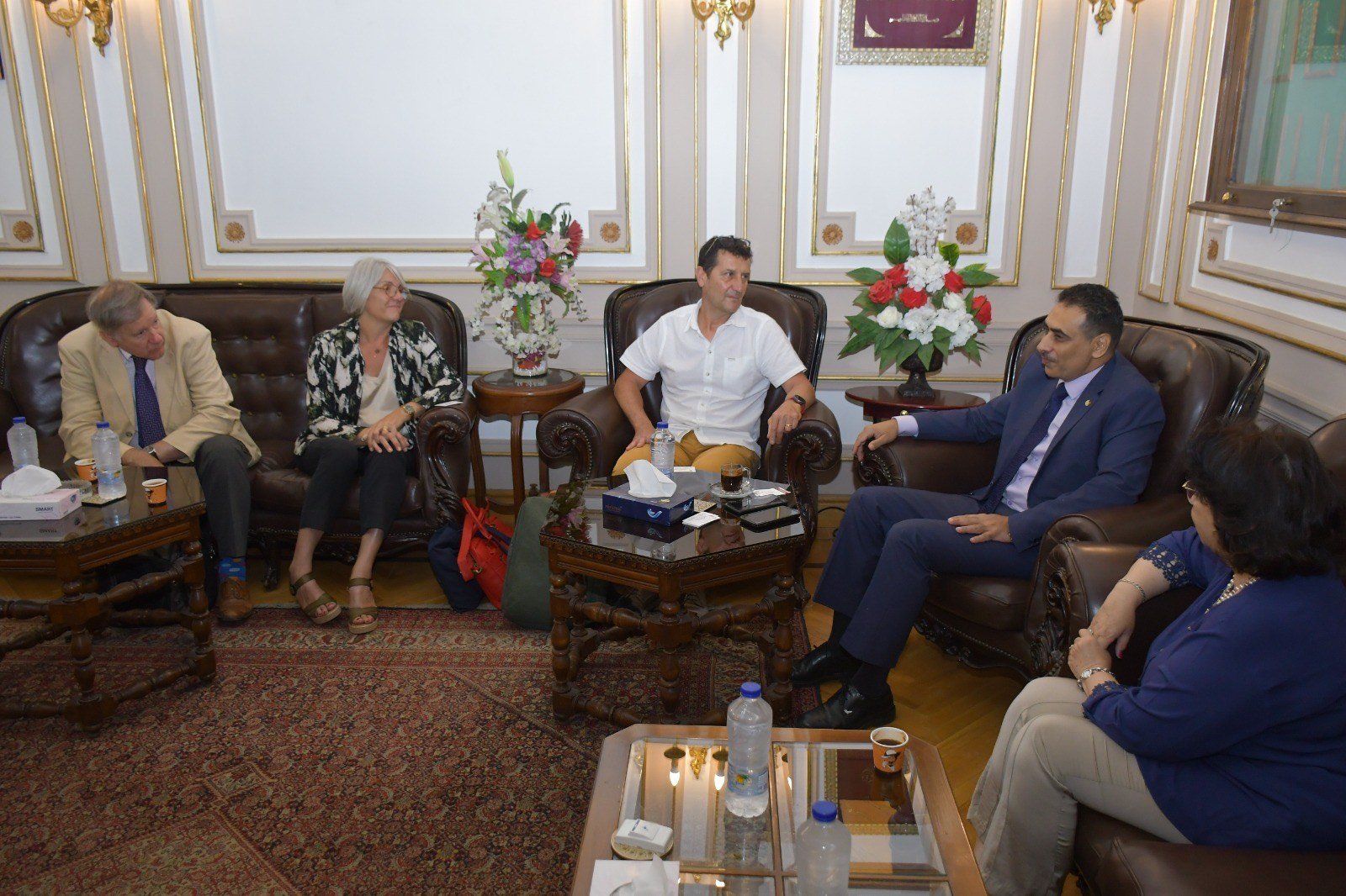 نائب رئيس جامعة القاهرة يبحث تعزيز علاقات التعاون مع مجموعة الكليات المركزية بفرنسا