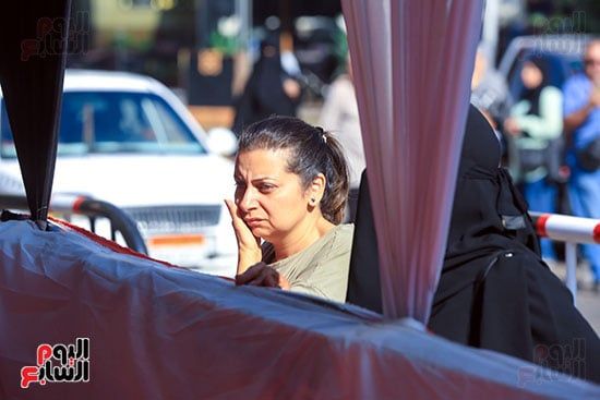 السند الحقيقى فى الامتحانات.. الأمهات يدعمن طلاب الثانوية العامة قبل دخول اللجان