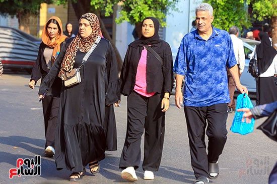 السند الحقيقى فى الامتحانات.. الأمهات يدعمن طلاب الثانوية العامة قبل دخول اللجان