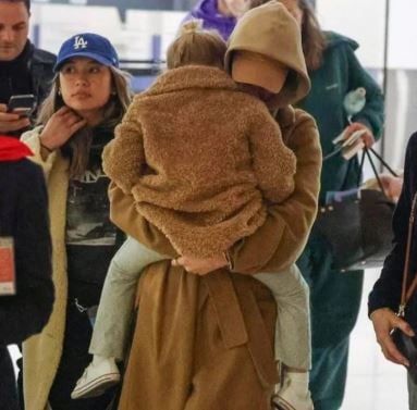 كاتى بيرى تتخذ قرارًا صعبًا بشأن ابنتها ديزى