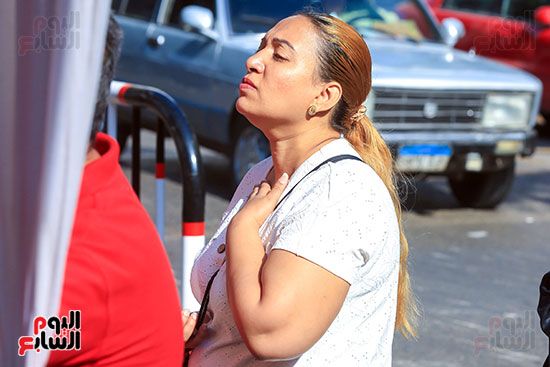 أبوك وأمك جيشك الوحيد.. عيون أولياء الأمور لا تفارق أولادهم حتى دخول اللجان