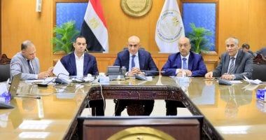 وزير التعليم يتابع امتحان الكيمياء والجغرافيا للثانوية من داخل غرفة العمليات