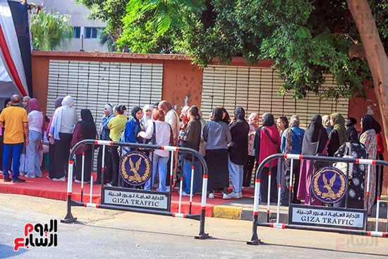 إجراءات مشددة وتفتيش دقيق للطلاب قبل بدء امتحانى الكيمياء والجغرافيا بالدقى