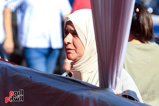 أبوك وأمك جيشك الوحيد.. عيون أولياء الأمور لا تفارق أولادهم حتى دخول اللجان