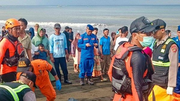 قتلى وعشرات المفقودين في غرق عبارة بإندونيسيا