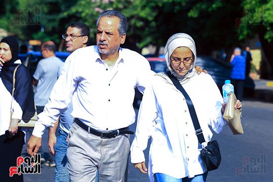 أبوك وأمك جيشك الوحيد.. عيون أولياء الأمور لا تفارق أولادهم حتى دخول اللجان