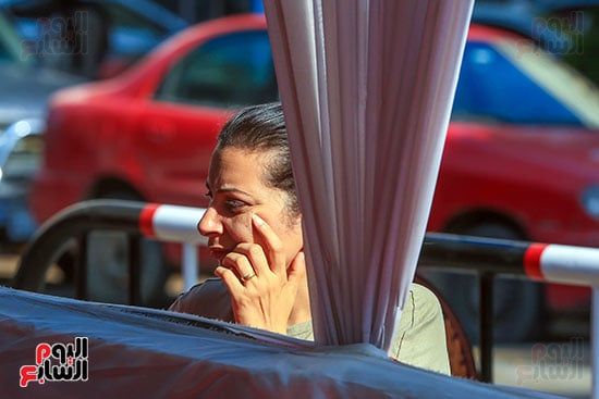 أبوك وأمك جيشك الوحيد.. عيون أولياء الأمور لا تفارق أولادهم حتى دخول اللجان