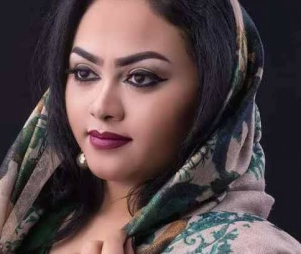 شاهد بالفيديو.. جمهور مواقع التواصل يسخر من المذيعة الحسناء نورهان نجيب بعد محاولتها خوض تجربة الغناء مع الفنانة إيمان الشريف