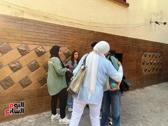 لتخفيف حرارة الجو.. أم توزع عصائر على طلاب الثانوية العامة فى الجيزة