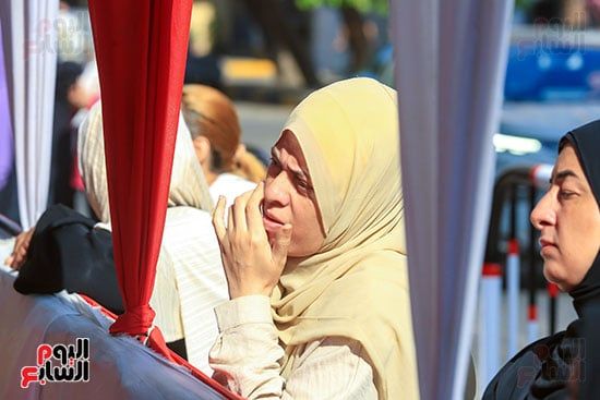 السند الحقيقى فى الامتحانات.. الأمهات يدعمن طلاب الثانوية العامة قبل دخول اللجان