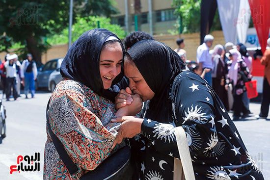 بعد انتهاء الامتحان.. قبلة أم على يد ابنتها تعانق تعب الأيام