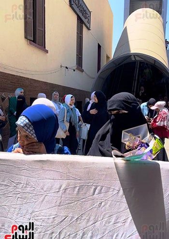 أولياء أمور طلاب الثانوية العامة أمام اللجان بالورود لتعويض صعوبة الكيمياء.. صور