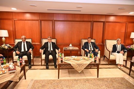 محافظ جنوب سيناء يستقبل لجنة الإدارة المحلية بمجلس النواب بمطار شرم الشيخ الدولى