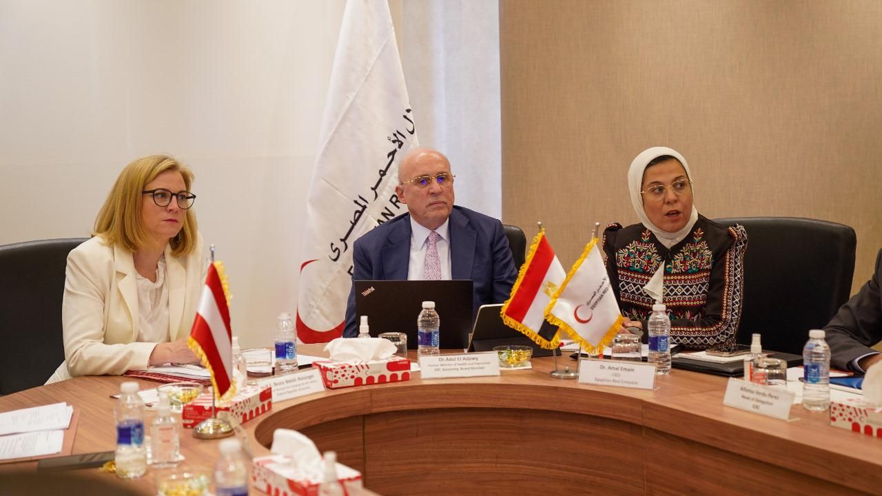 وزيرة خارجية النمسا تزور المركز العام للهلال الأحمر المصرى.. صور