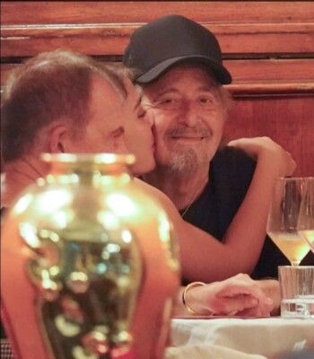 آل باتشينو يحظى بوقت حميم مع صحافية تصغره بأكثر من 60 عاماً - بالصور