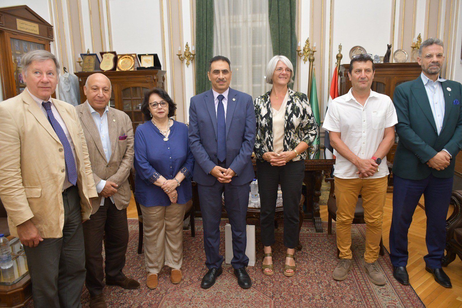 نائب رئيس جامعة القاهرة يبحث تعزيز علاقات التعاون مع مجموعة الكليات المركزية بفرنسا