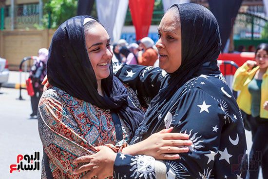 بعد انتهاء الامتحان.. قبلة أم على يد ابنتها تعانق تعب الأيام