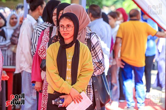 أبوك وأمك جيشك الوحيد.. عيون أولياء الأمور لا تفارق أولادهم حتى دخول اللجان