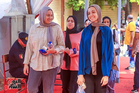 إجراءات مشددة وتفتيش دقيق للطلاب قبل بدء امتحانى الكيمياء والجغرافيا بالدقى